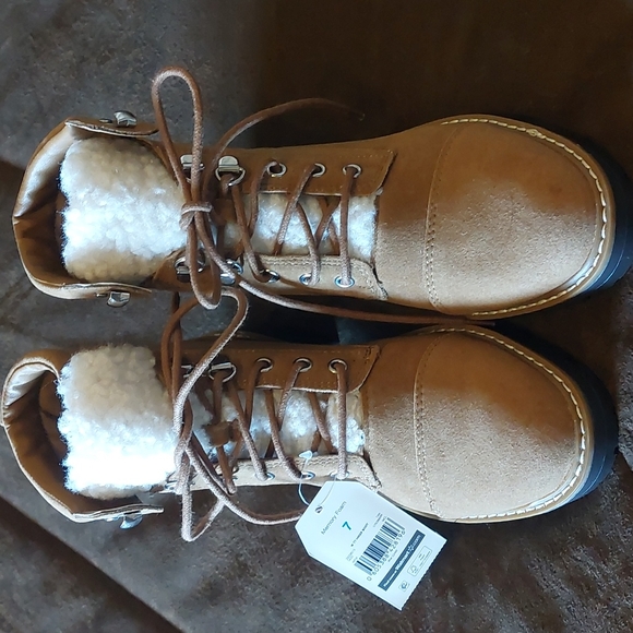 High top hiking boots with memory foam - NWT - Picture 2 of 9